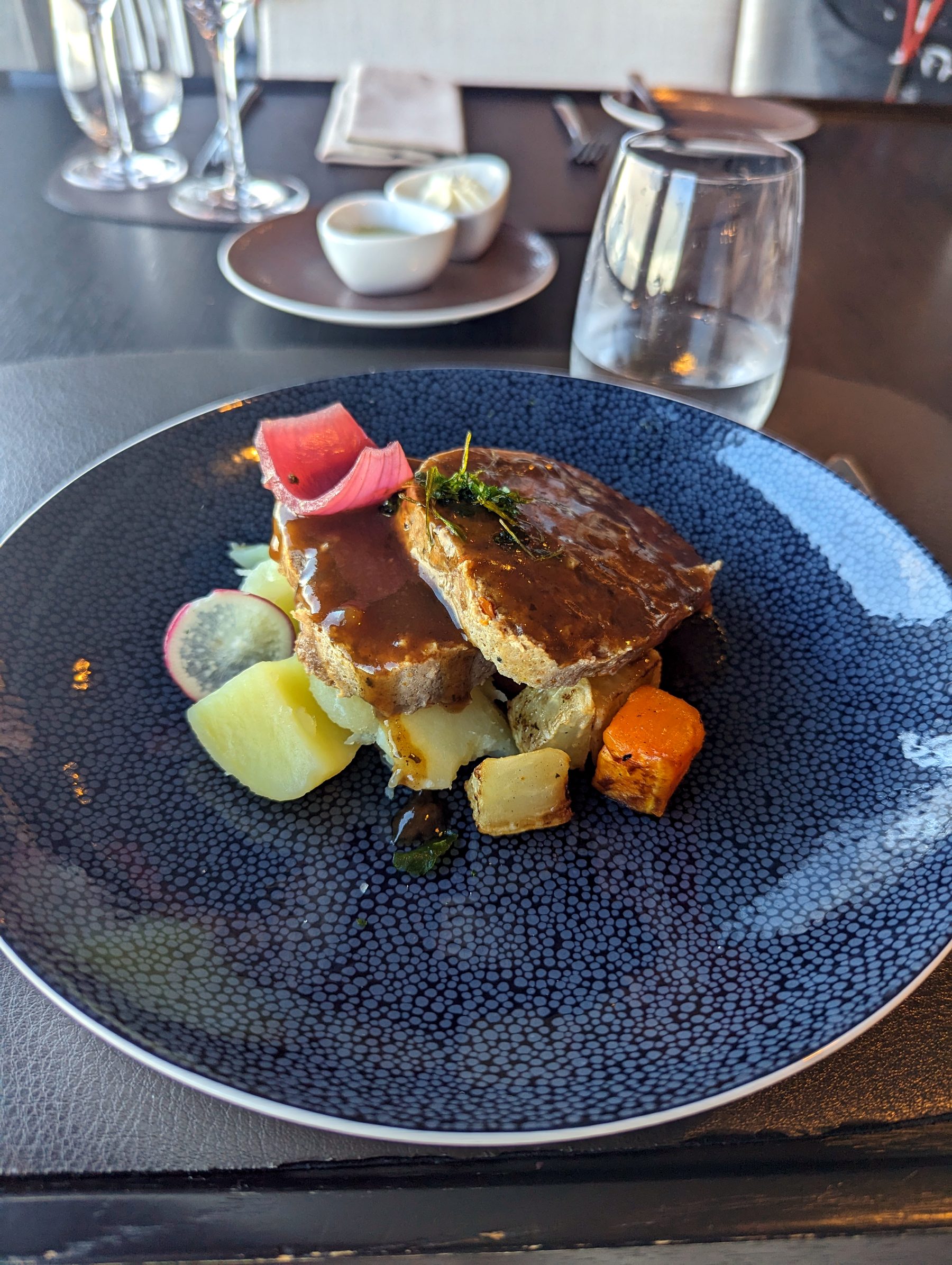 Un plat gastronomique servi à bord du navire (photo : Pierrick Nonnis).