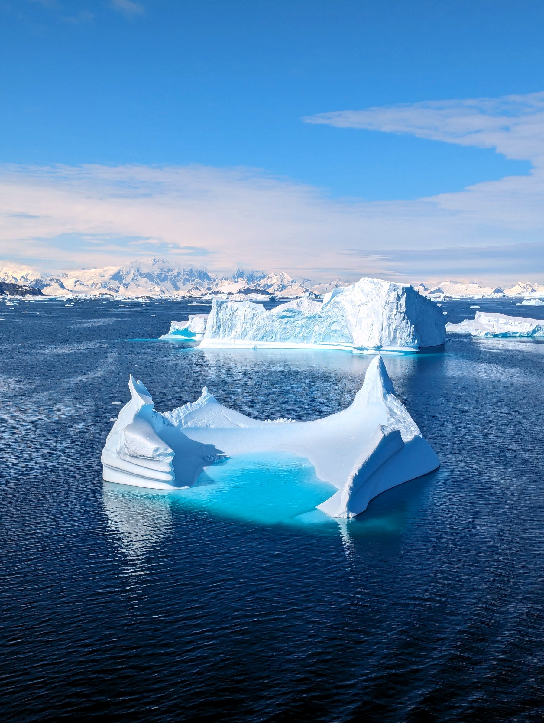 Un iceberg aux reflets bleus, en Antarctique (photo : Pierrick Nonnis).
