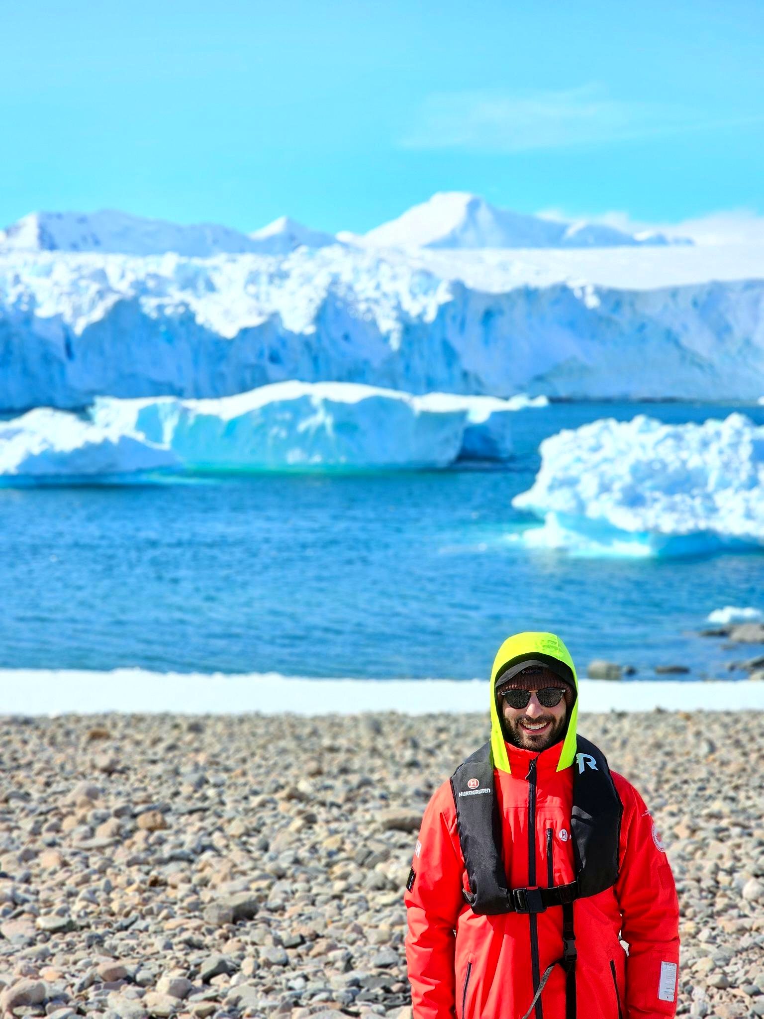 En parka rouge sur la glace, lors d'un débarquement en Antarctique (photo : Pierrick Nonnis).