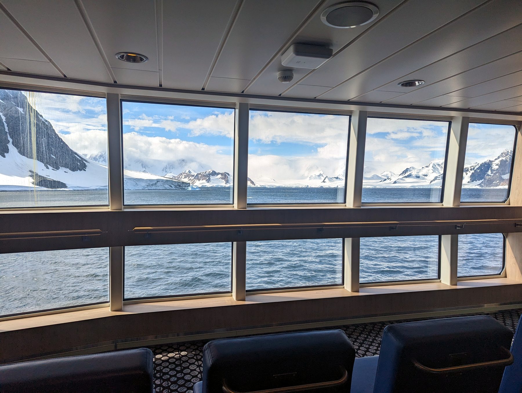Le salon d'observation panoramique du navire, face aux glaces (photo : Pierrick Nonnis).