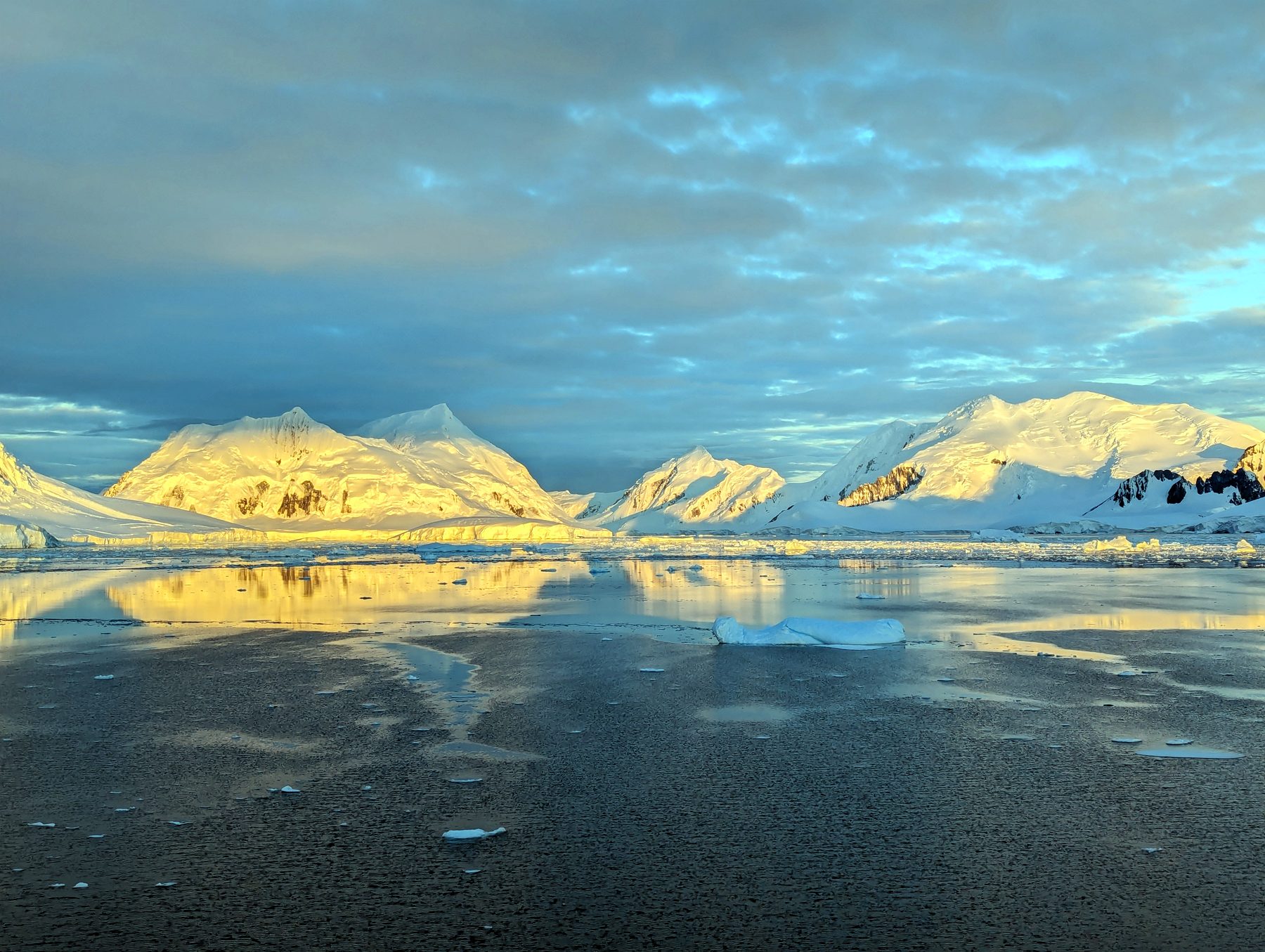 La lumière dorée du soleil de minuit sur l'Antarctique (photo : Pierrick Nonnis).