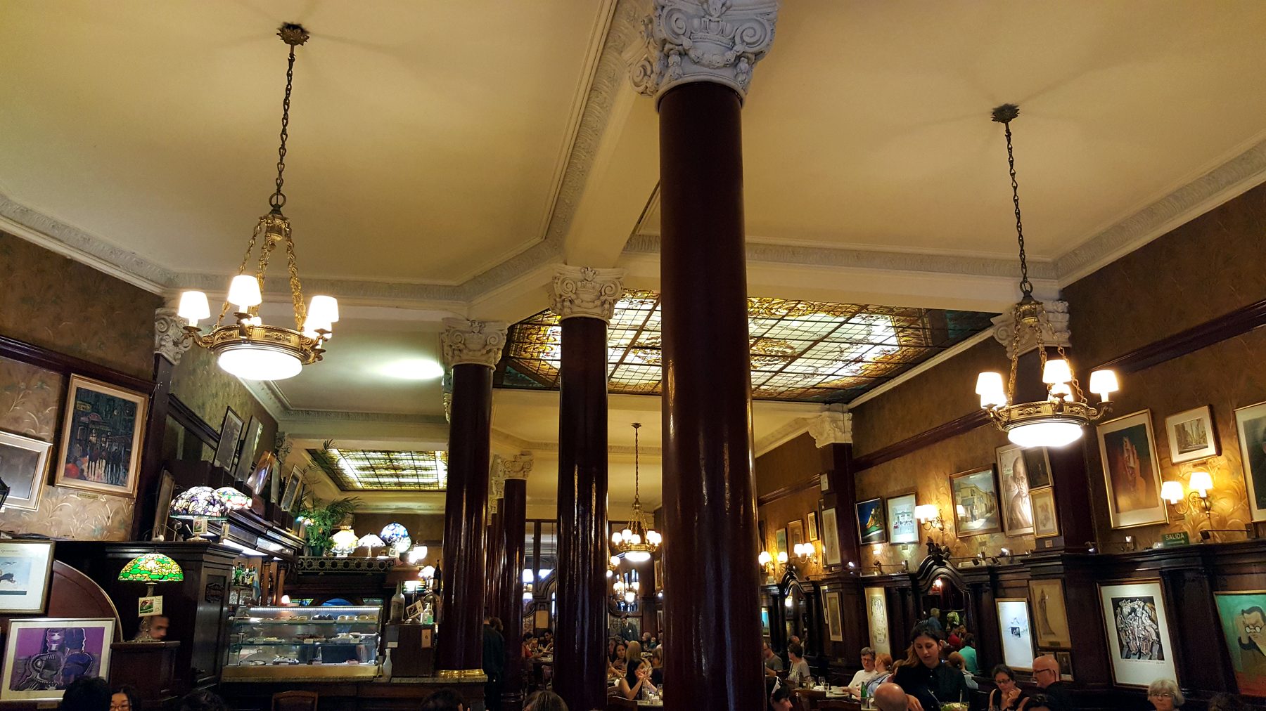 Un café historique au charme patiné, institution de Buenos Aires (photo : Pierrick Nonnis).