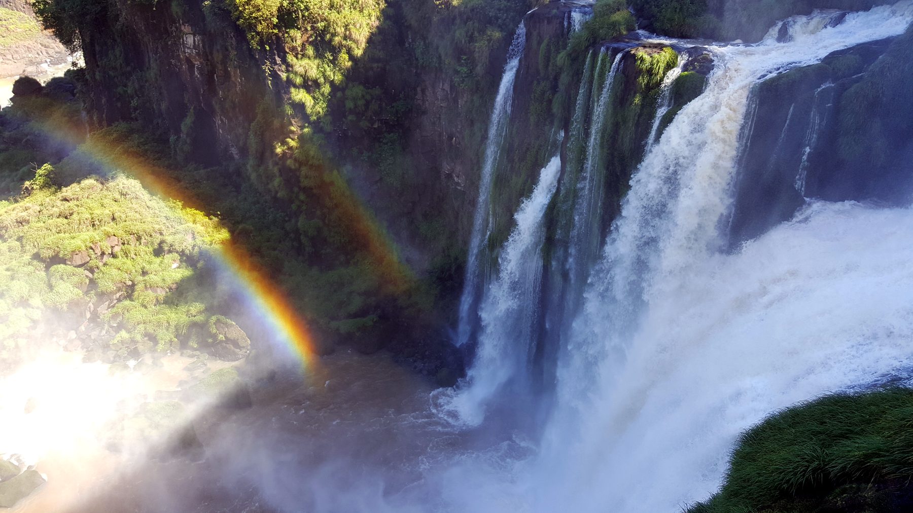 Un arc-en-ciel se forme dans les embruns des chutes d'Iguazú (photo : Pierrick Nonnis).