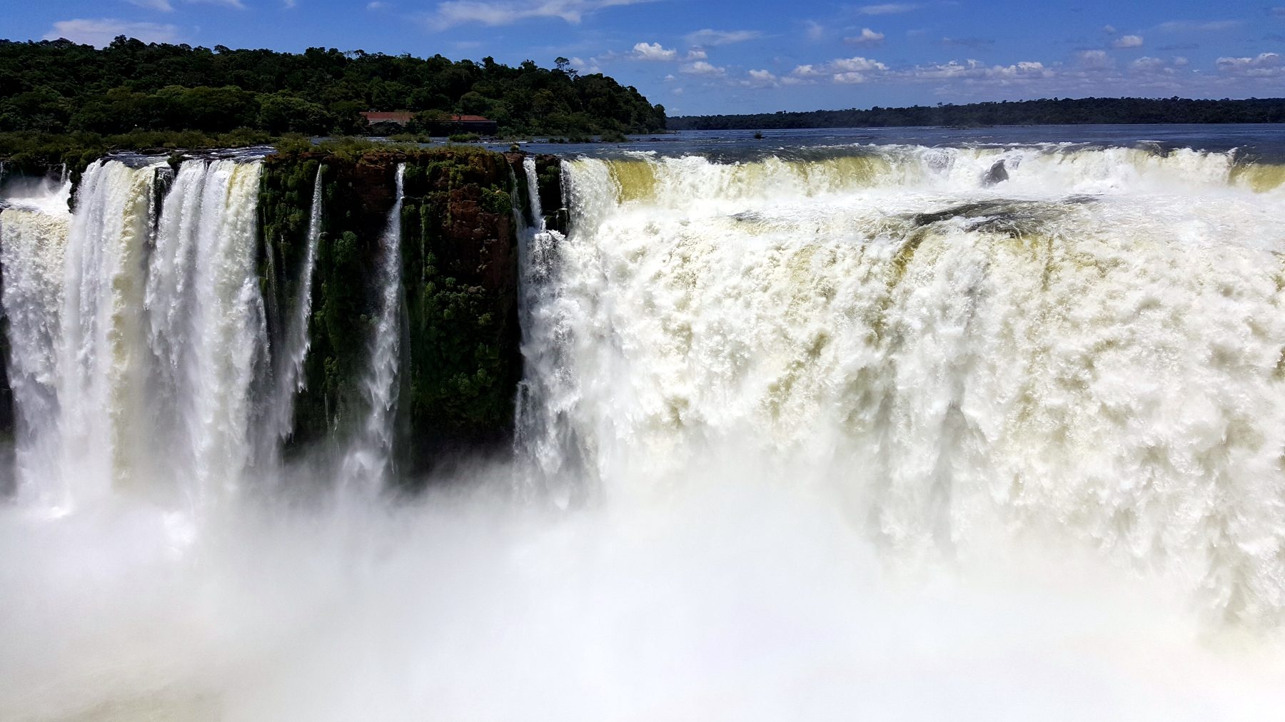 La Garganta del Diablo, la « gorge du Diable », et son nuage d'embruns permanent (photo : Pierrick Nonnis).