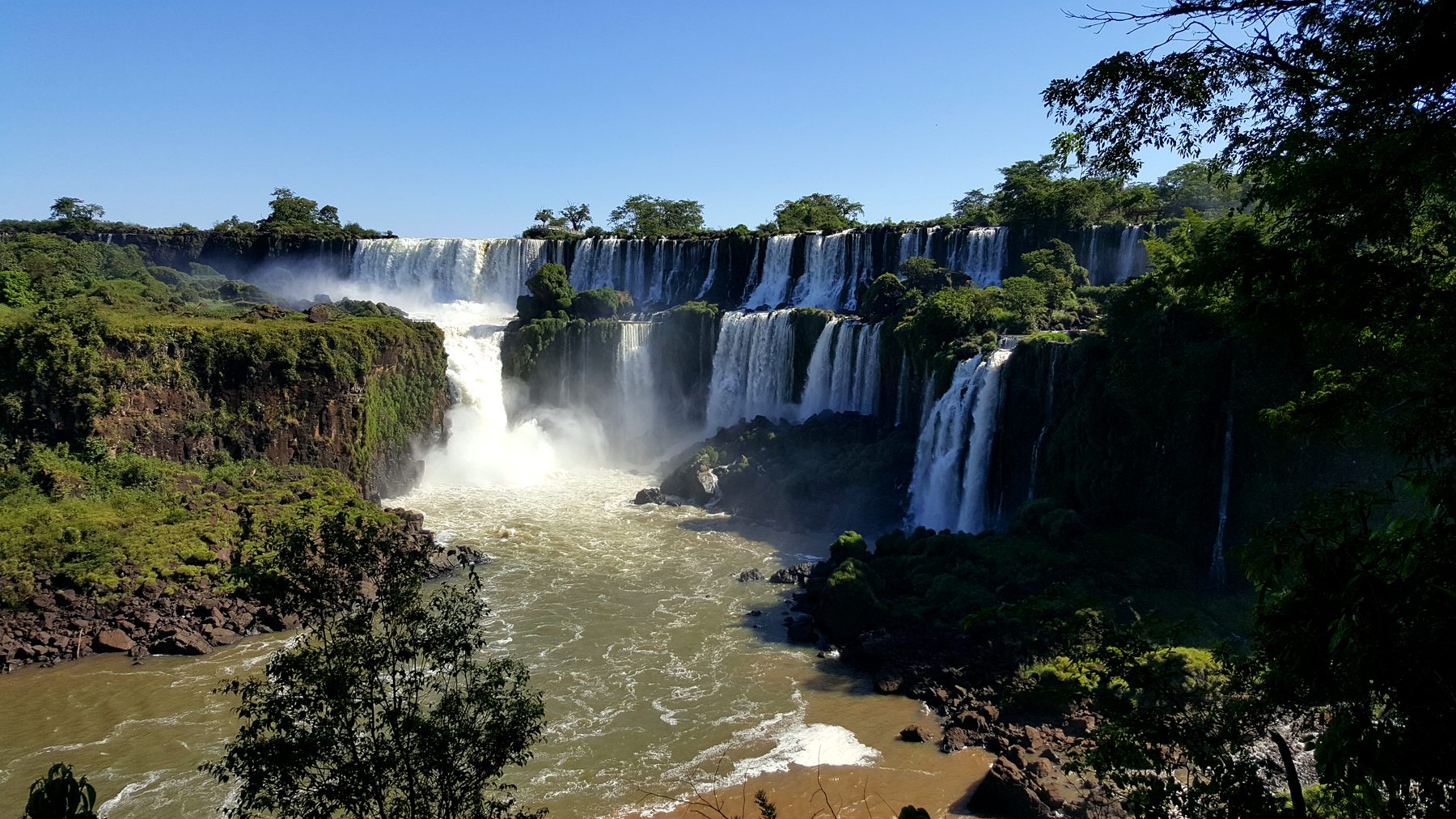 Vue panoramique sur l'ensemble des chutes d'Iguazú (photo : Pierrick Nonnis).