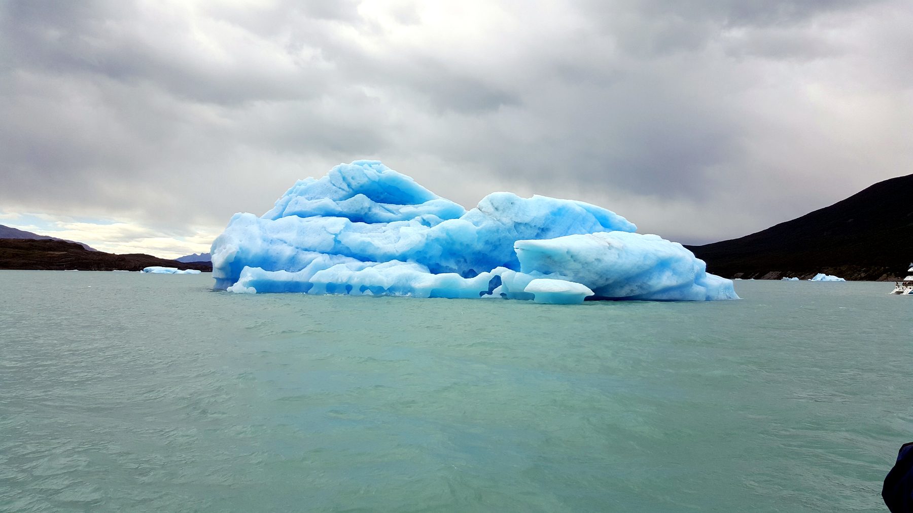 Un iceberg bleuté dérivant sur le lac Argentino (photo : Pierrick Nonnis).