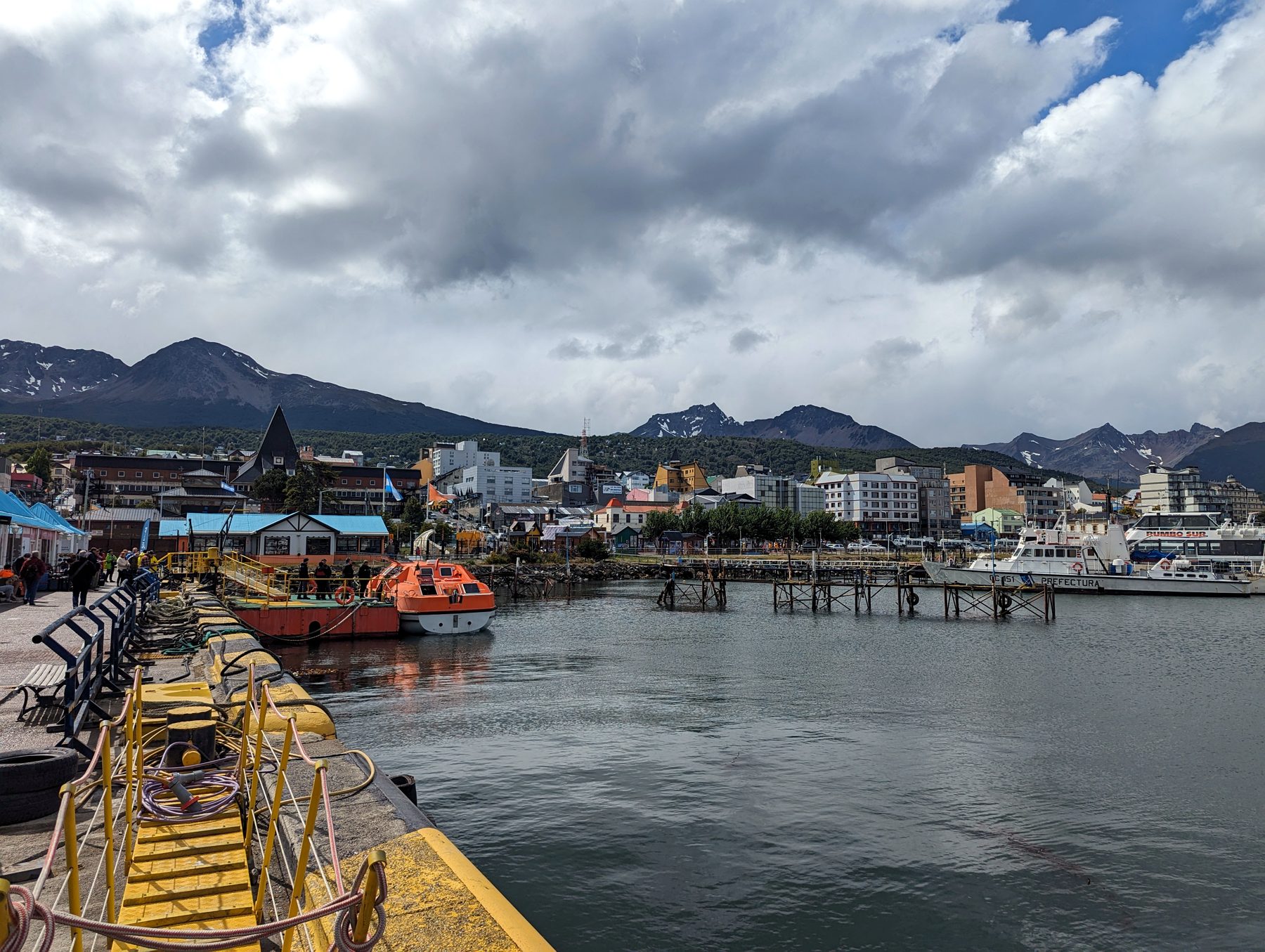 Ushuaïa, ses maisons colorées et son port au pied des Andes fuégiennes (photo : Pierrick Nonnis).