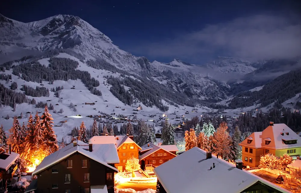 Adelboden au crépuscule, chalets éclairés et montagnes enneigées (1er déc. 2012)