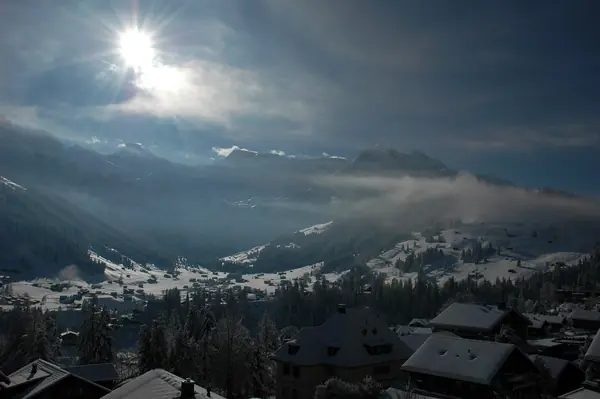 Vue sur la vallée depuis les toits enneigés d'Adelboden, soleil bas (1er déc. 2012)