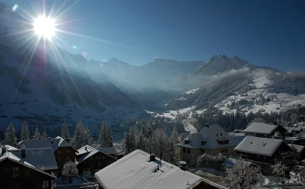 Toits enneigés d'Adelboden et vallée à contre-jour (1er déc. 2012)