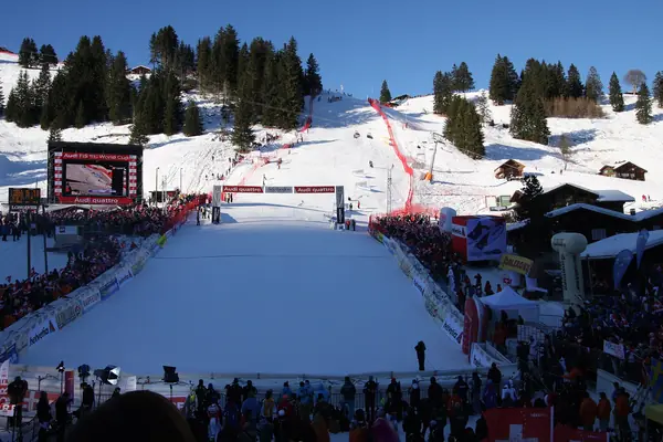 Aire d'arrivée du slalom de Coupe du monde sur le Chuenisbärgli, Adelboden (11 janv. 2009), public de loin