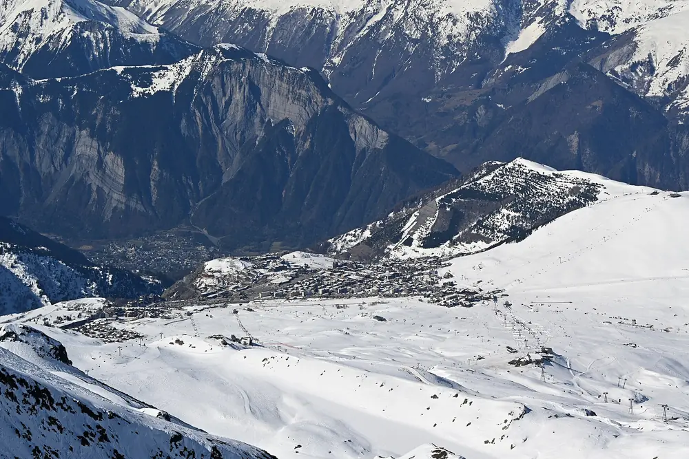 La station et le domaine vus du Pic Blanc (3 330 m), vallée de l'Oisans en contrebas