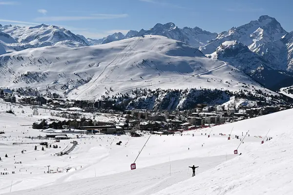 La station et les pistes vues depuis la piste ludique Marcel's Farm, avril 2026