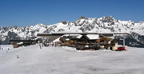 Gares de remontées et restaurant au plateau des Jeux (2 100 m), avril 2026
