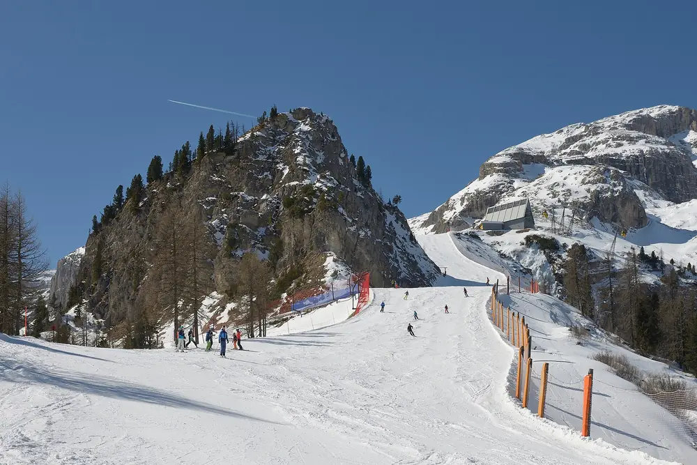 Le Crëp de Munt et la piste Boè sous le groupe du Sella, Corvara (mars 2017)