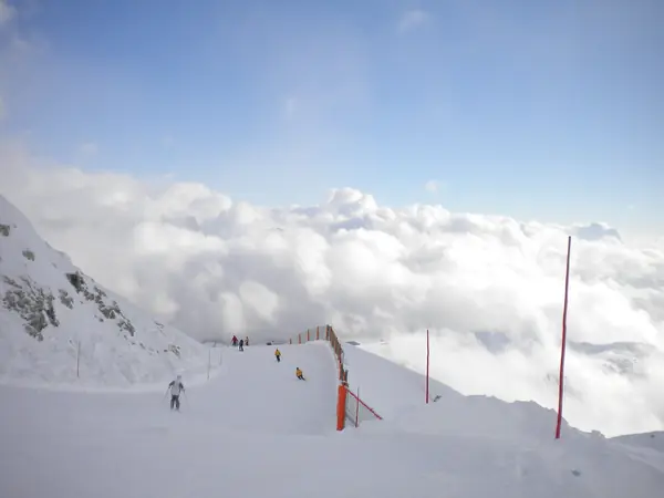 La piste du Vallon au-dessus d'une mer de nuages, Corvara (janvier 2010)