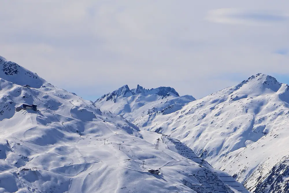 Domaine Gurschen-Gemsstock enneigé au-dessus d'Andermatt, février