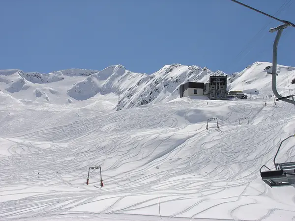 Pistes et télésiège du domaine du Gemsstock, avril