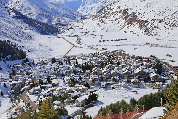 Andermatt et la vallée d'Urseren enneigée vers Realp, février