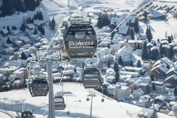 Télécabine Gütsch-Express au-dessus d'Andermatt enneigé