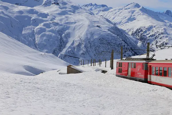 Train de l'Oberalp au-dessus d'Andermatt, face au domaine du Gemsstock, février
