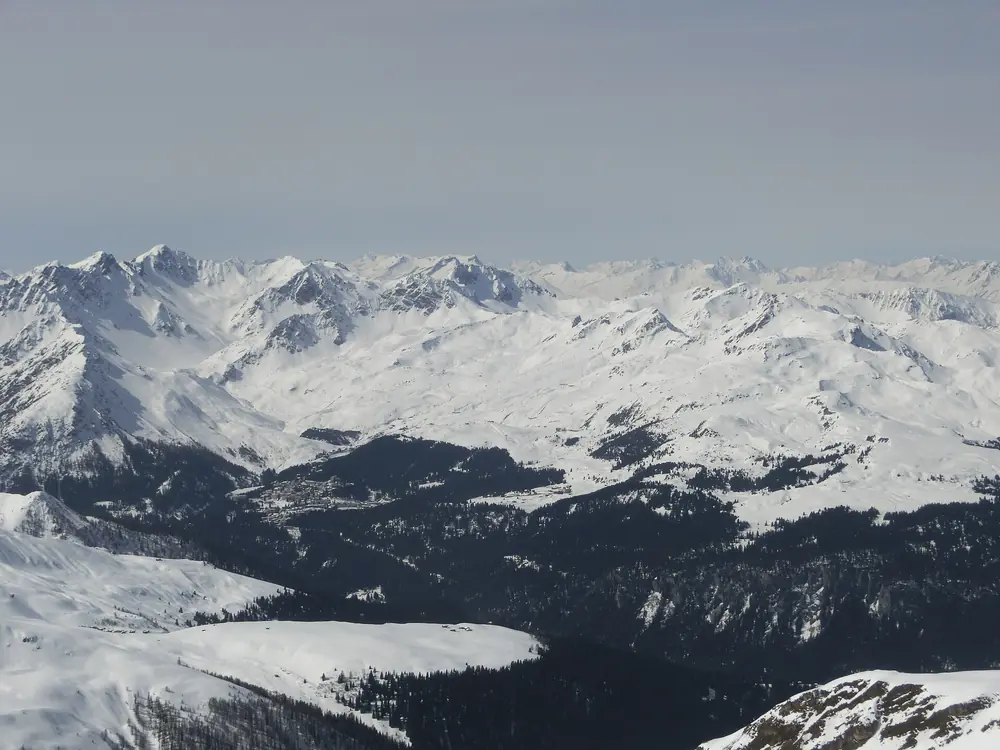 Le domaine d'Arosa vu de loin depuis la Weissfluh (Davos), fin mars