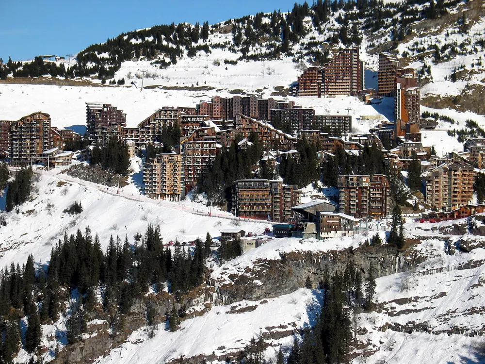 Immeubles en bois d'Avoriaz étagés sur la pente, sous la neige (27 déc. 2007)