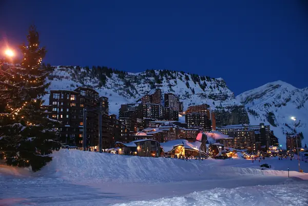 Avoriaz de nuit en hiver, immeubles éclairés et sapin de Noël (25 janv. 2009)
