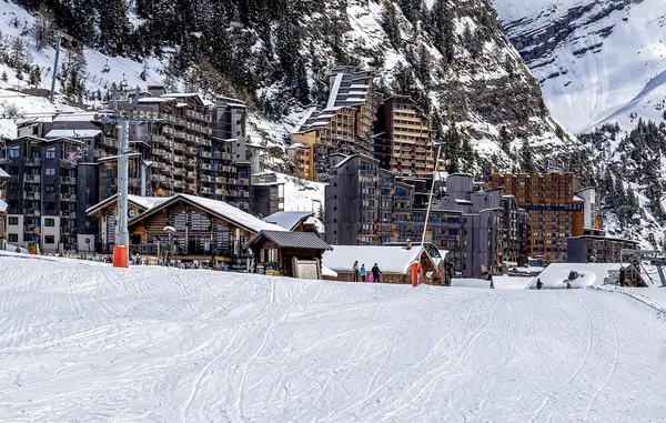 Immeubles d'Avoriaz au bord des pistes enneigées, remontée au premier plan (date de prise 11 oct. 2025 selon le fichier, alors que la photo montre l'hiver : à contrôler)