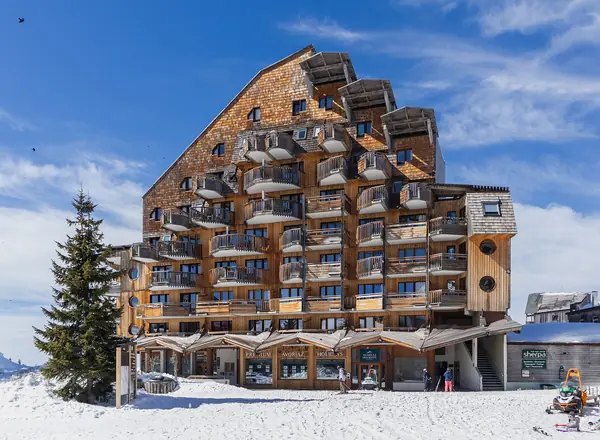 Immeuble en bois à l'architecture d'Avoriaz, devant un front de neige (prise le 13 mars 2026)