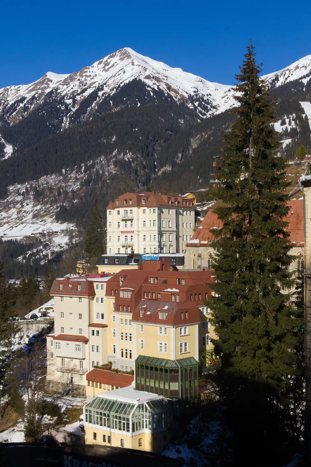 Hôtels de Bad Gastein vus du pont près du Straubingerplatz, sommets enneigés, février 2019