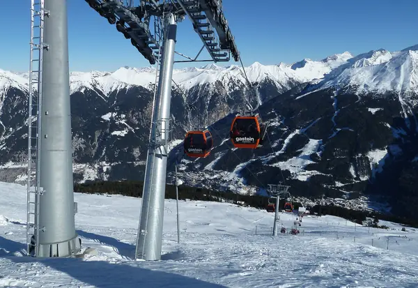 Télécabine Stubnerkogelbahn au-dessus de Bad Gastein, vallée enneigée, février 2011