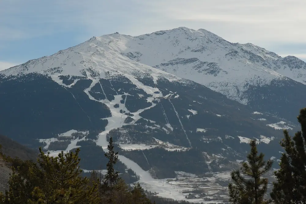 Le domaine de Bormio et le tracé de la piste Stelvio dans la forêt