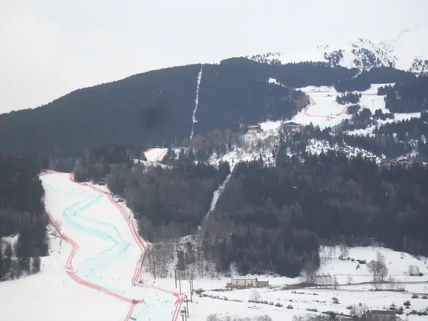 La piste Stelvio enneigée au-dessus de Bormio, décembre 2008