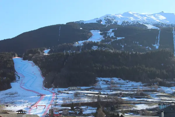 La piste Stelvio et le domaine de Bormio 2000, vus du village, décembre 2019