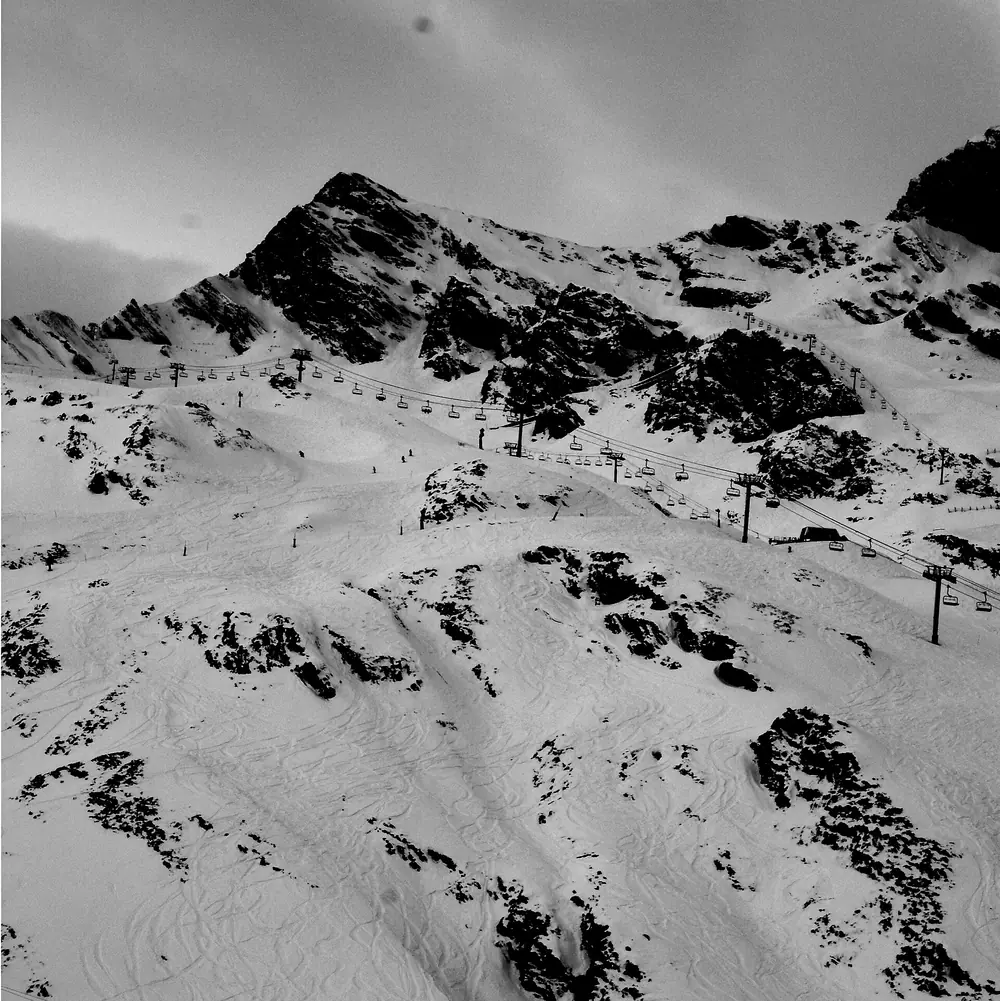 Pistes et remontées du Cirque du Lys vues depuis l'arrivée des télécabines, janvier 2010 (noir et blanc)