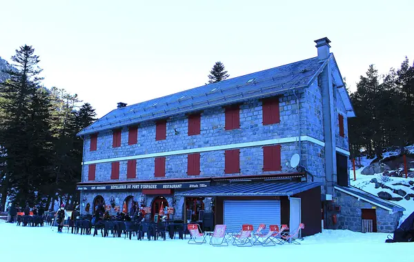 Hôtellerie du Pont d'Espagne et sa terrasse dans la neige, site nordique de Cauterets (décembre 2024)