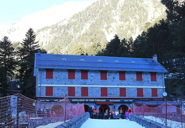 Hôtellerie du Pont d'Espagne en hiver, passerelle et forêt enneigée (décembre 2024)