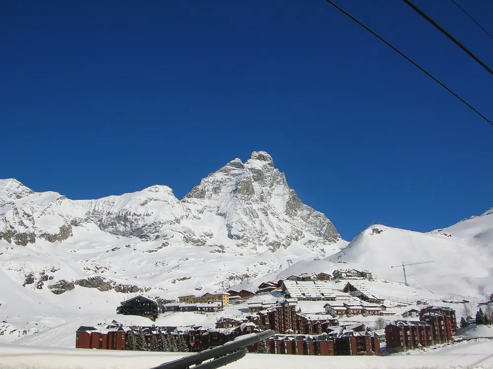 Le village de Breuil-Cervinia sous la neige, Cervin en fond (février 2014)