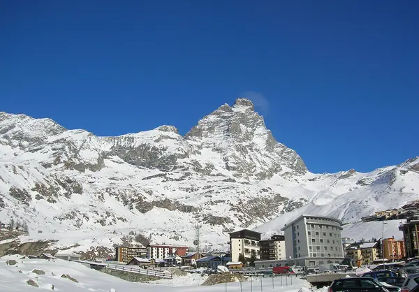 Immeubles de Breuil-Cervinia et le Cervin, neige au sol (décembre 2011)