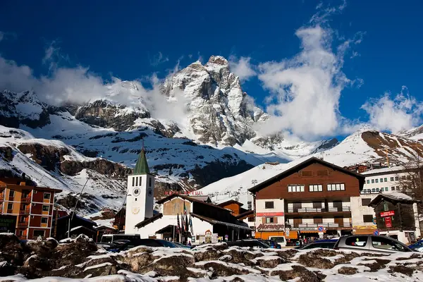 Place centrale de Breuil-Cervinia et son église en hiver, Cervin en fond (février 2011)