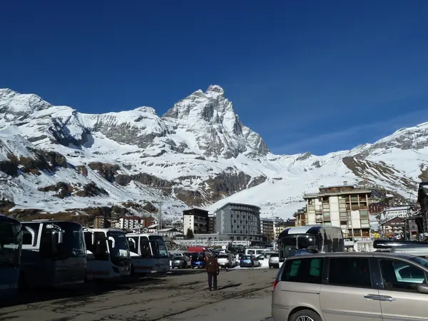 Le Cervin depuis le centre de Breuil-Cervinia, hôtels et parking enneigés (2011)