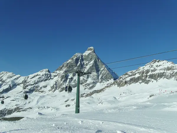Télécabine de Cime Bianche sur les pistes, Cervin en fond (domaine de Breuil-Cervinia)