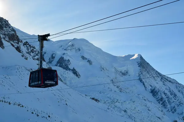 La cabine du téléphérique de l'Aiguille du Midi devant le mont Blanc enneigé