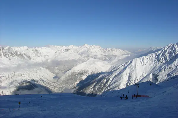 Piste damée et télésiège sur le domaine des Grands Montets, à Argentière