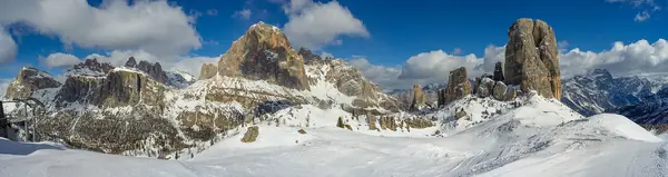 Panorama d'hiver sur la Tofana di Rozes et les Cinque Torri, depuis les pistes