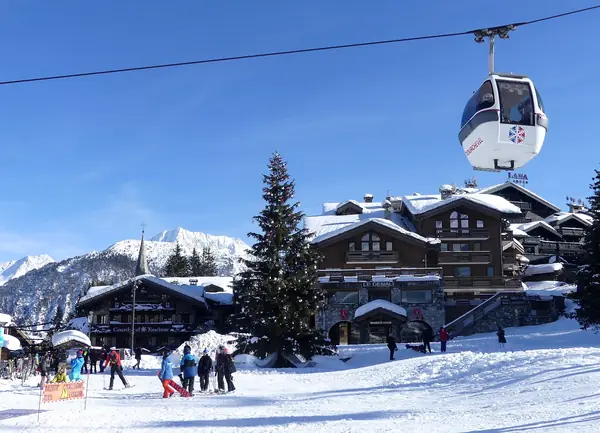 Courchevel 1850 en décembre : front de neige, sapin de Noël et télécabine