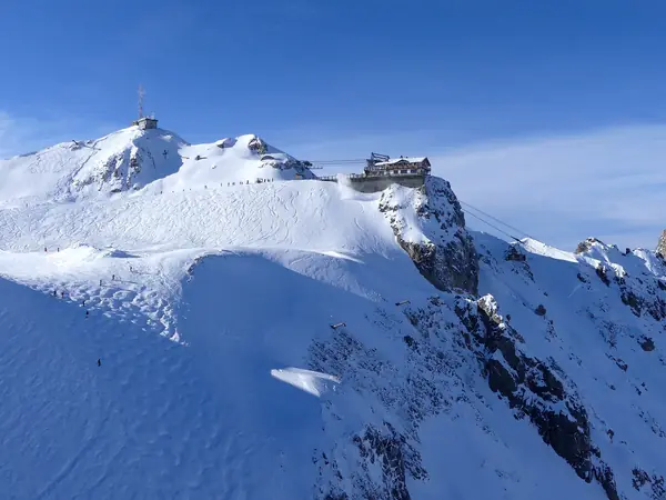 Sommet de la Saulire (2 738 m) et ses remontées, domaine de Courchevel