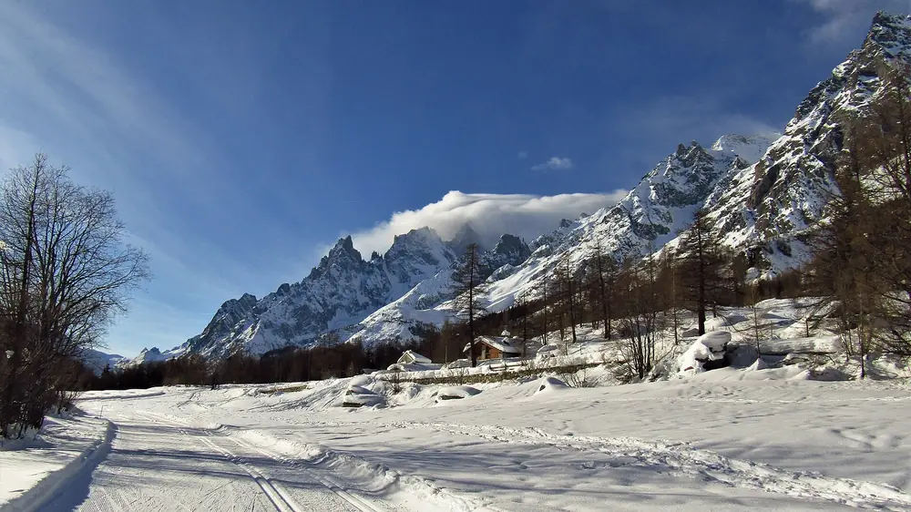 Le Mont-Blanc depuis Planpincieux, Val Ferret (Courmayeur), piste de fond au premier plan, janvier 2020