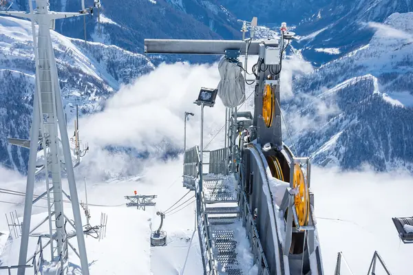 Station du Skyway à Punta Helbronner (3 466 m), mer de nuages et versant italien enneigé, février 2018